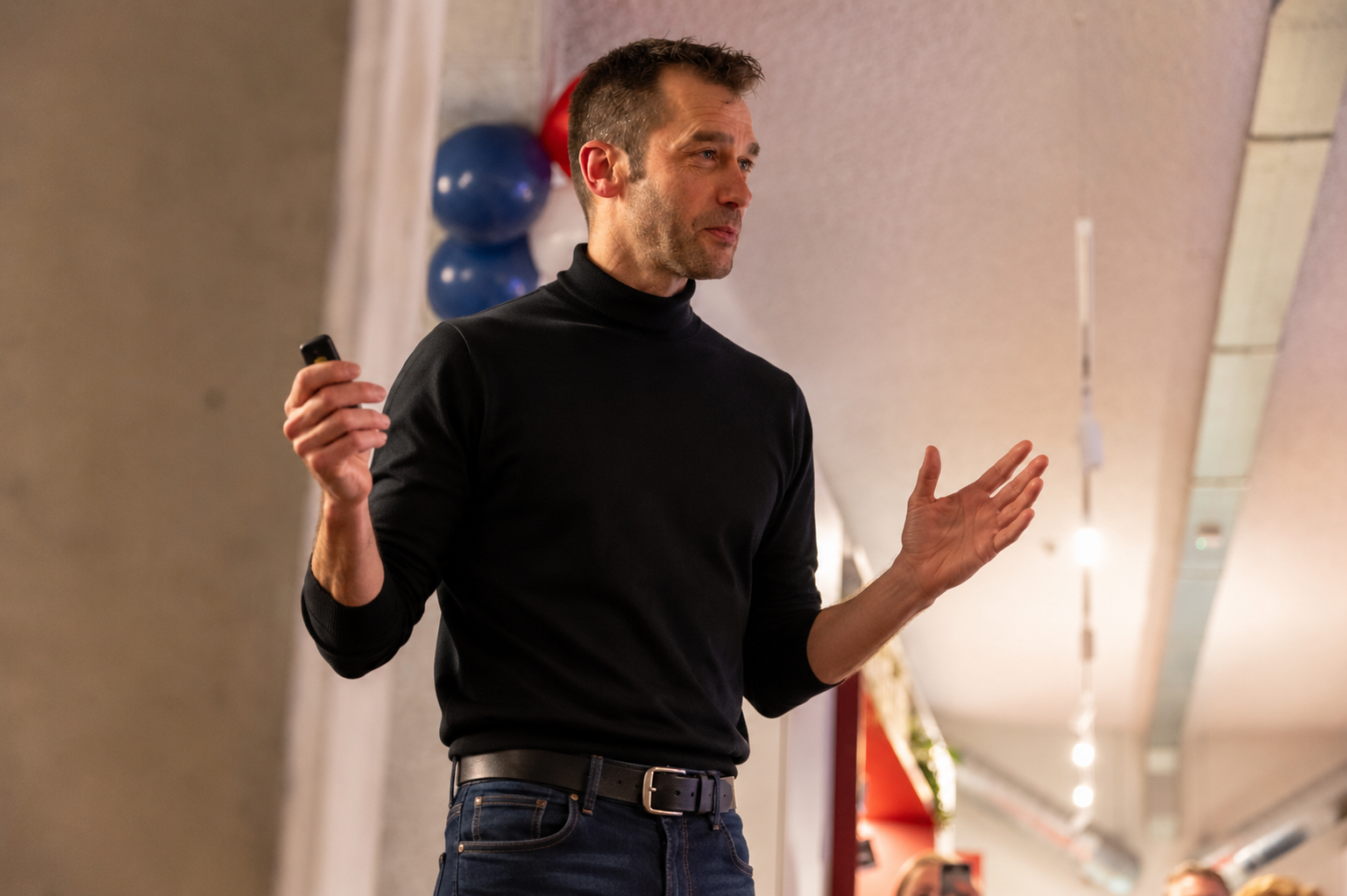 Ignace spreekt tijdens een presentatie