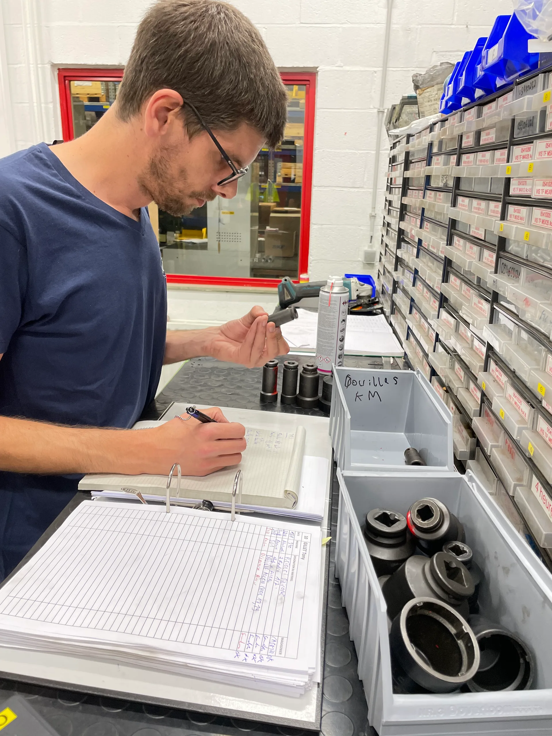 Medewerker noteert voorraadgegevens in een magazijn
