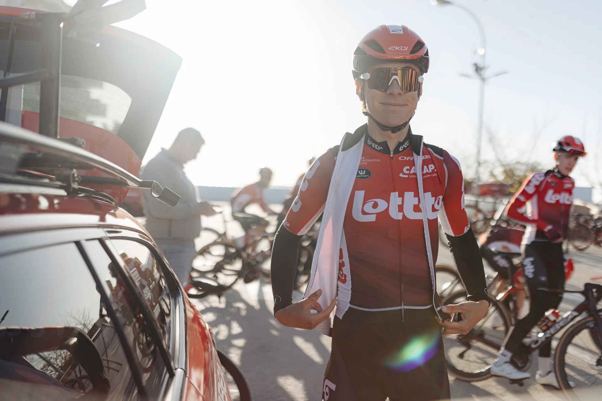 Wielrenner van Lotto Cycling Team naast de ploegwagen