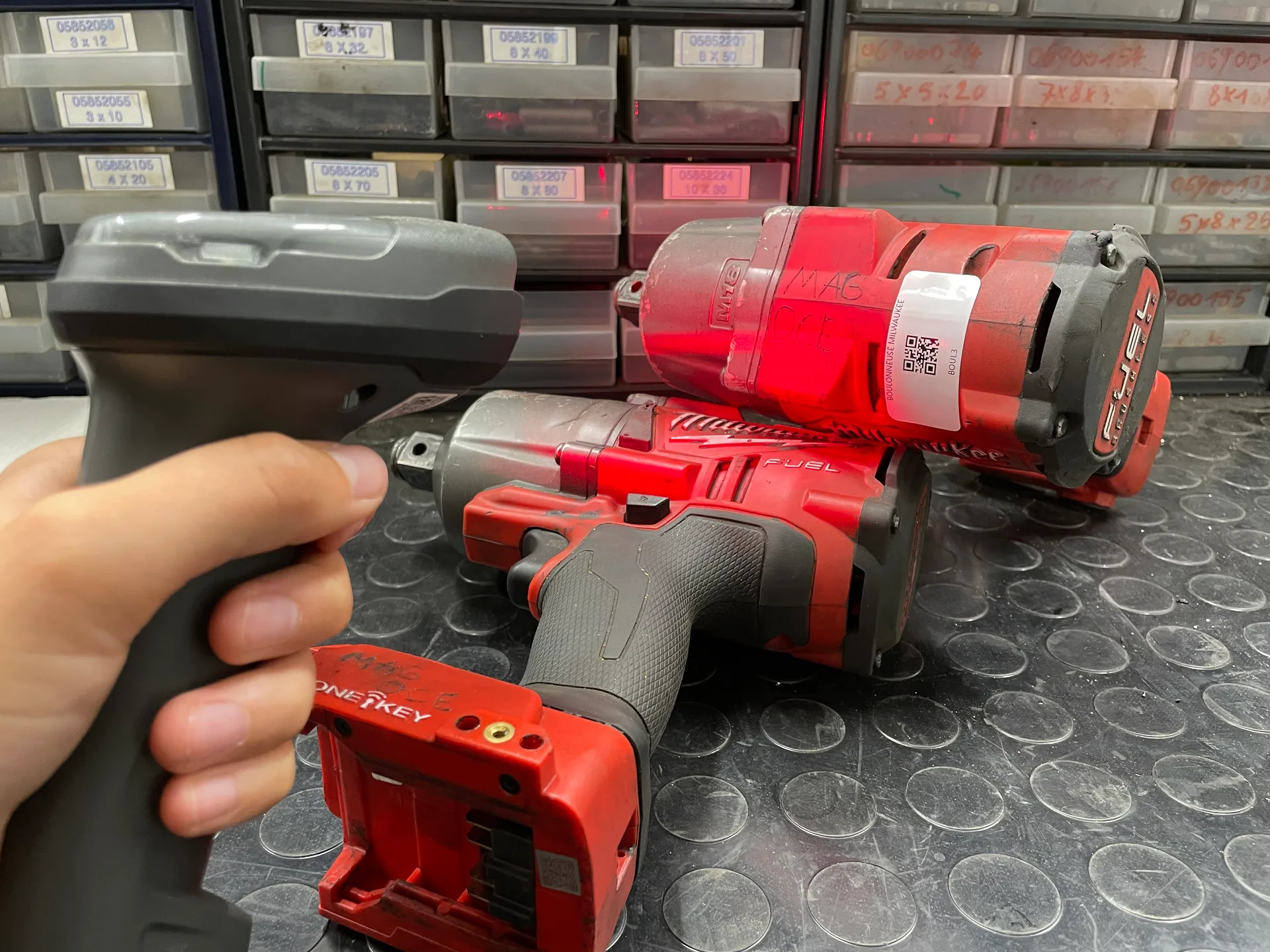 Handscanner gericht op elektrisch gereedschap
