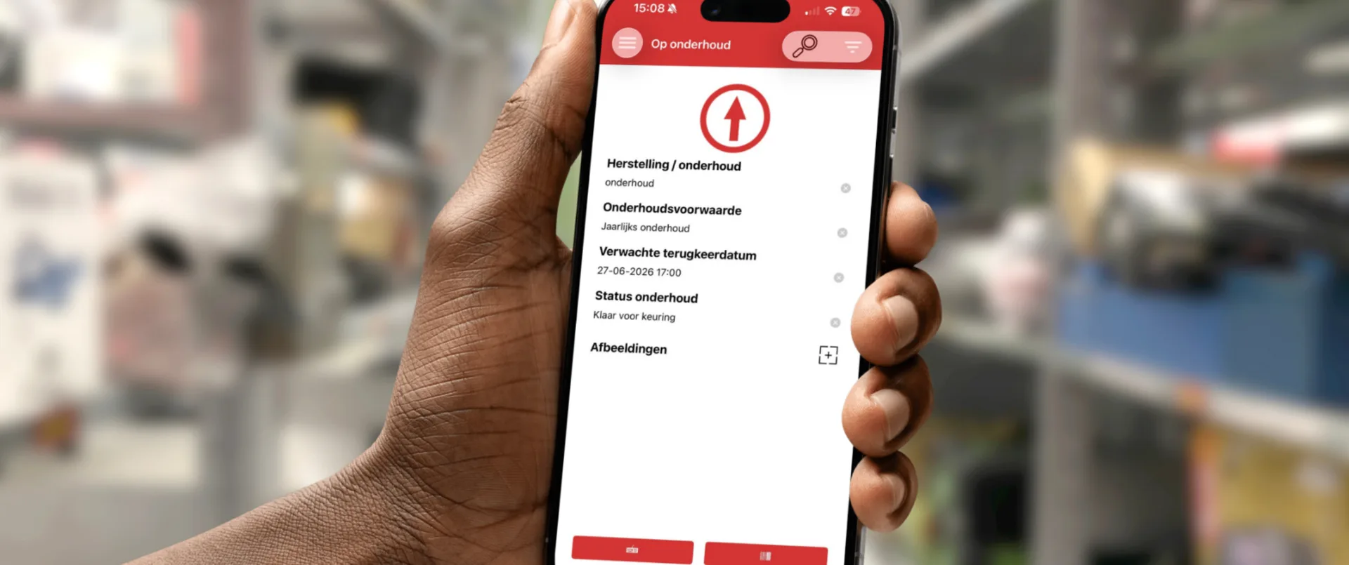 Smartphone met MIRA-app in een magazijnomgeving