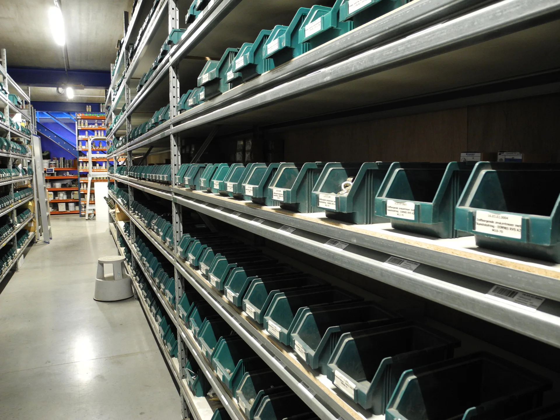 Magazijnrekken met gelabelde voorraadbakken