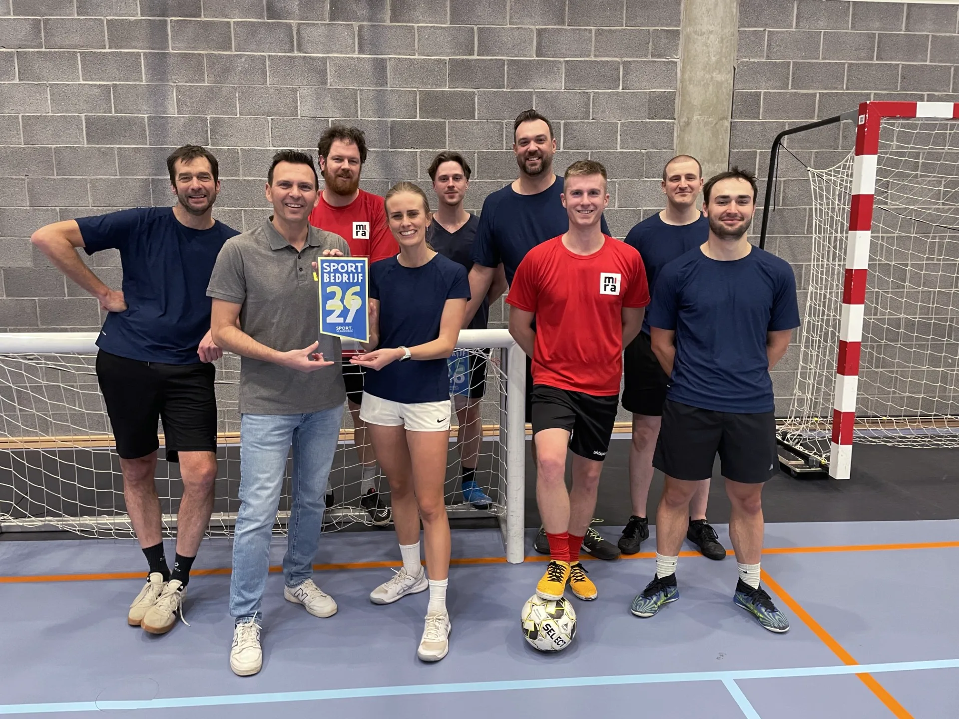 MIRA-team poseert in een sporthal