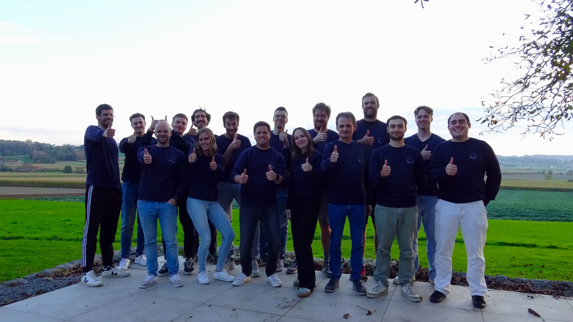 MIRA-team poseert samen buiten