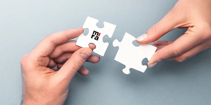 Twee handen verbinden puzzelstukken met het MIRA-logo