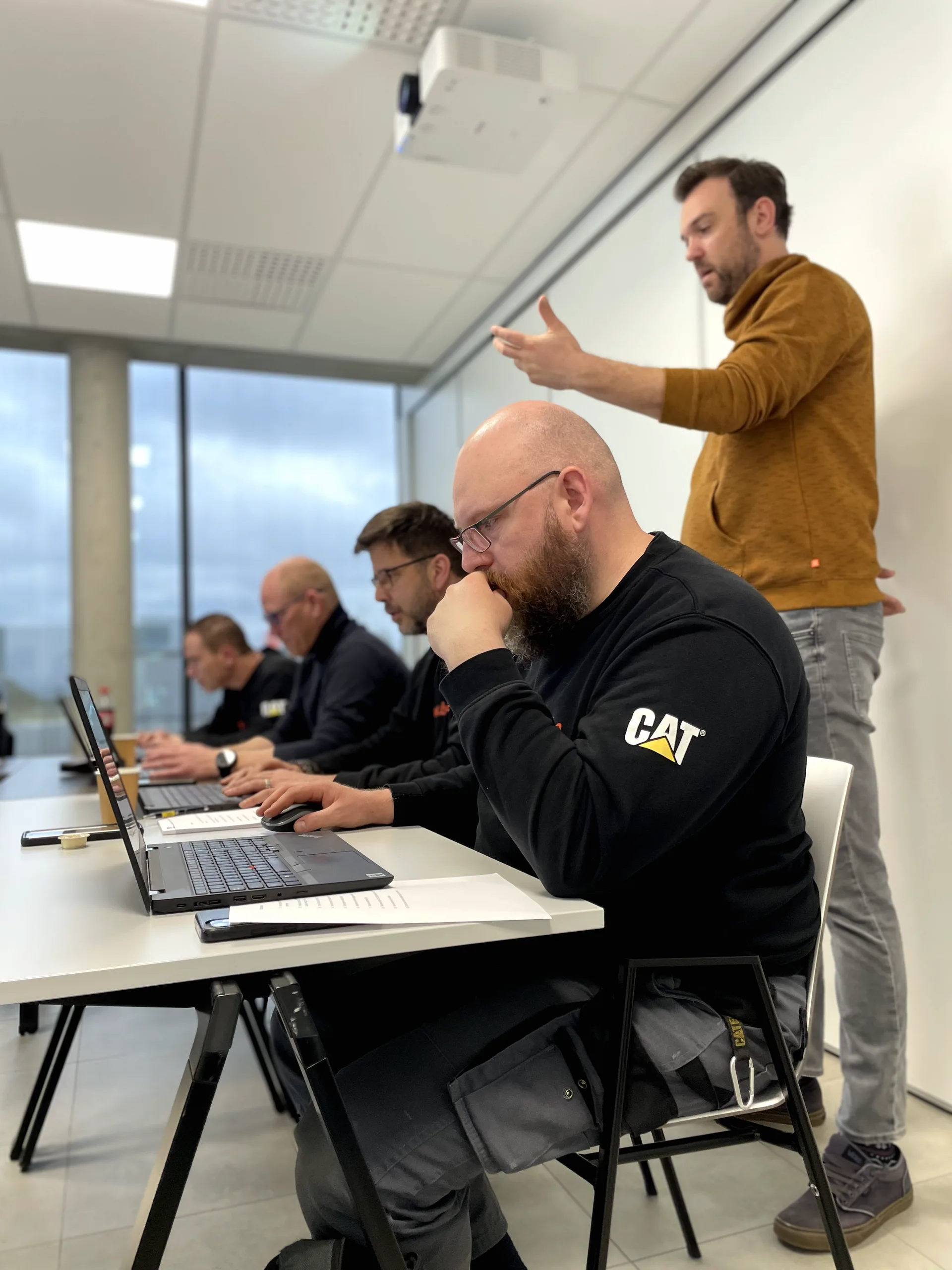Trainer begeleidt een MIRA Software-opleiding