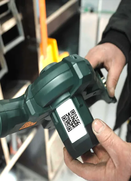 QR-code op gereedschap wordt gescand met de MIRA-app