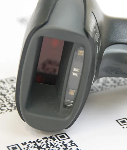Close-up van een handscanner op een QR-code