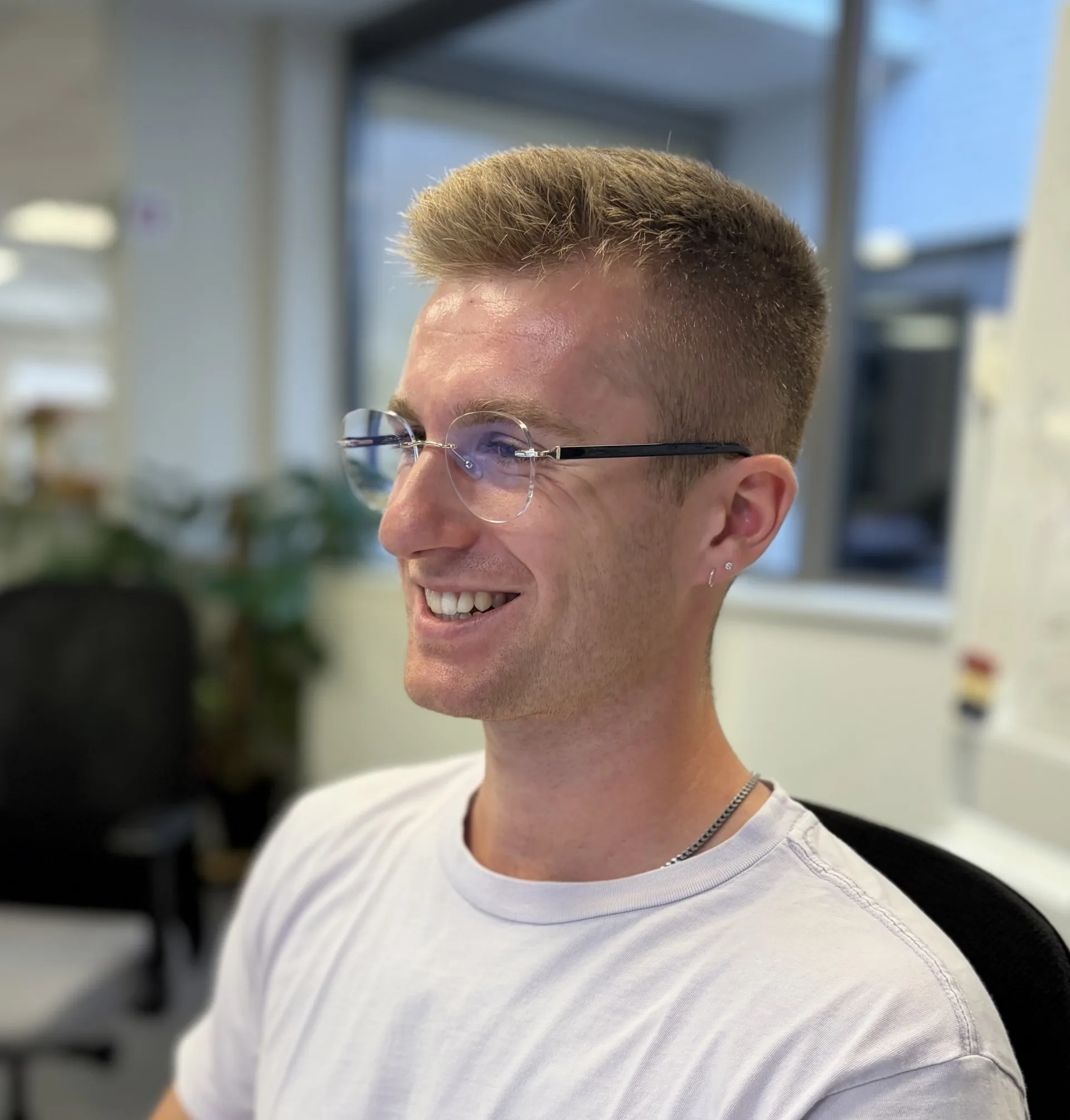 Michiel lacht op kantoor